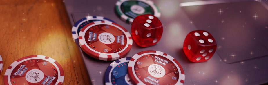 Casinos en ligne, jetons et dés de casinos sur un ordinateur